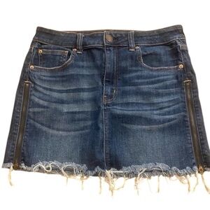 American Eagle Women’s Denim Mini Skirt zipper accents raw hem pockets size 12